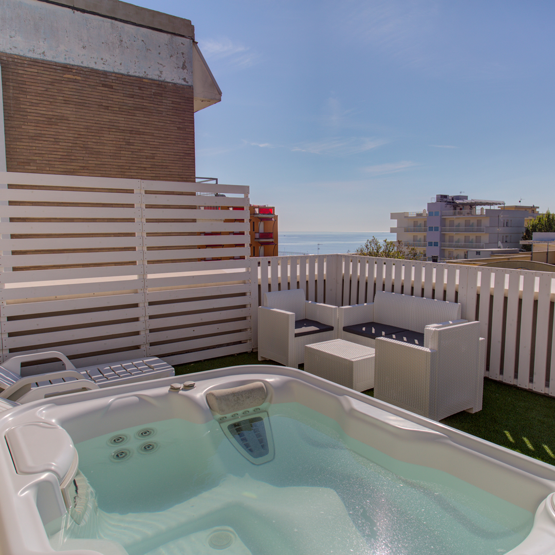 Hotel 3 Stelle A Rivazzurra Con Piscina Jacuzzi In Terrazza